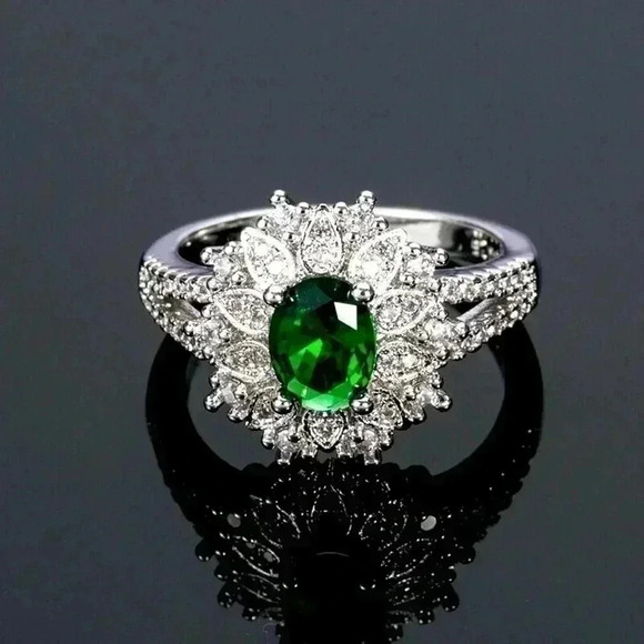 Superb Silver Diamond 2 Ct. Emerald  Gemstone 925 Ring - Picture 1 of 4